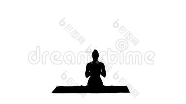<strong>剪影</strong>年轻迷人的女人练习<strong>瑜伽</strong>，坐在gomukasana锻炼，牛脸姿势。